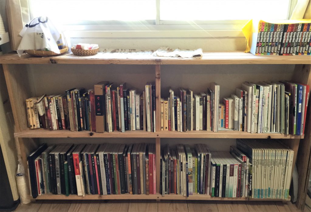 本棚には漆関係の書籍がぎっしり