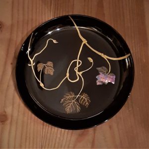 蔵から凄いお品物が出てきました。金で絵ががれた渡鳥と蕗の薹の漆塗り